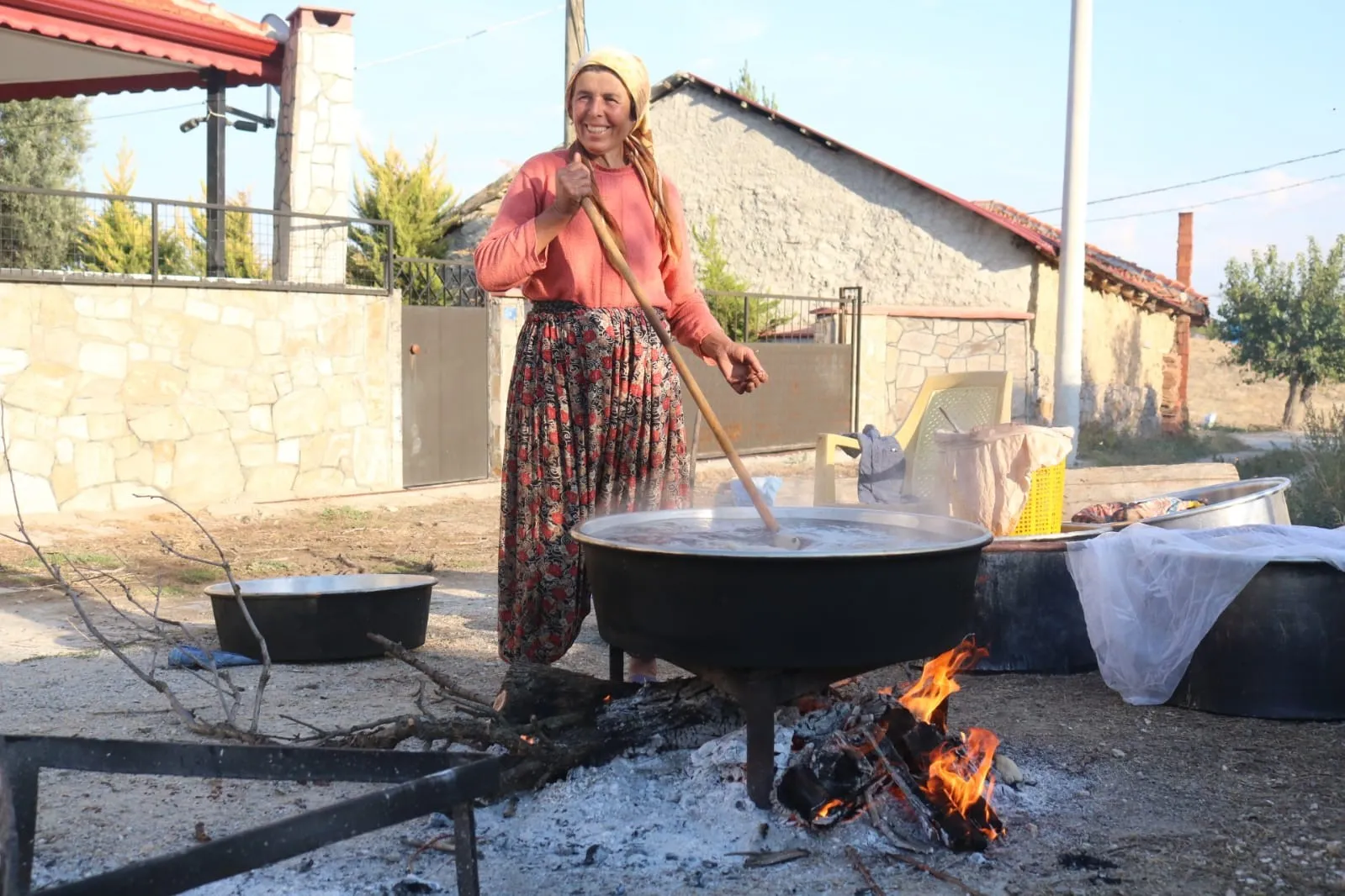 İmrallı’da odun ateşinde şifa mesaisi: Bağların bereketi kazana döküldü