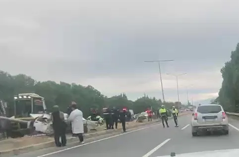 Denizli'de feci kaza: Kontrolden çıkan otomobil ortadan ikiye ayrıldı