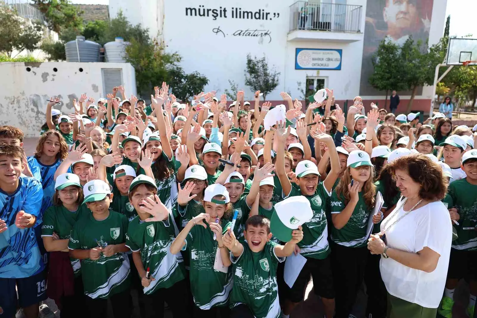 Bodrumspor’un yeni nesil taraftarları tribünlerden önce okul sıralarında yetişiyor