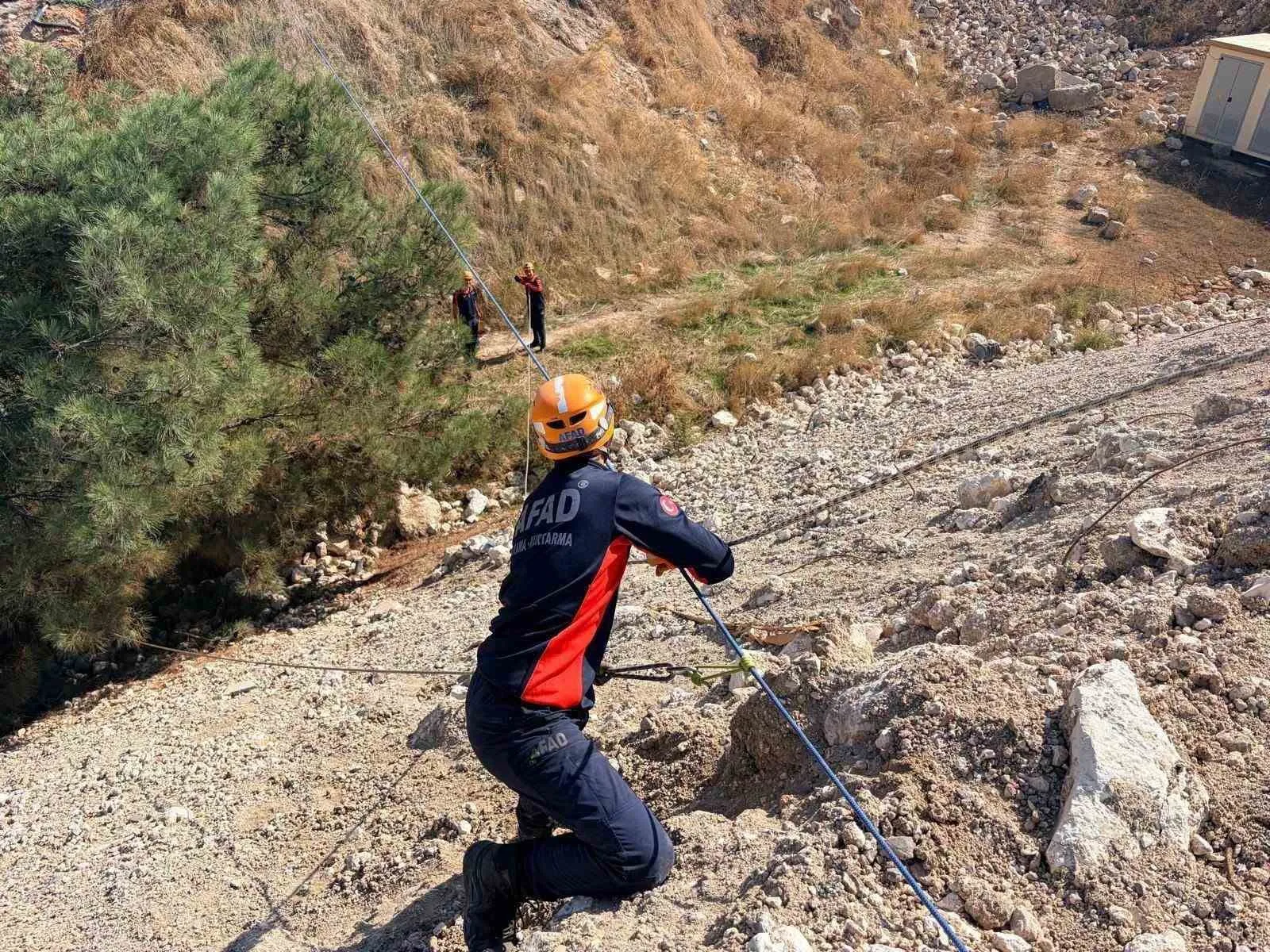 Buca’da nefes kesen operasyon: Çamur deryasında yaşam mücadelesi veren can dostu kurtarıldı
