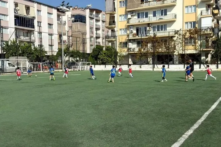 Efeler'de Cumhuriyet coşkusu yeşil sahalara taşındı: Minik kramponlar göz doldurdu