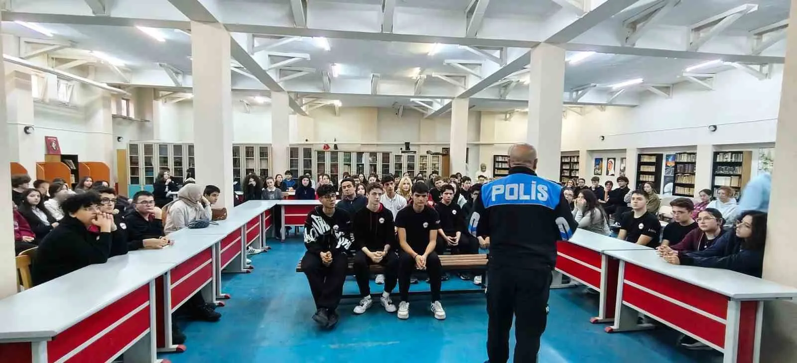 Afyonkarahisar’da gençlere güvenlik dersi: Polis ekipleri lise sıralarına konuk oldu