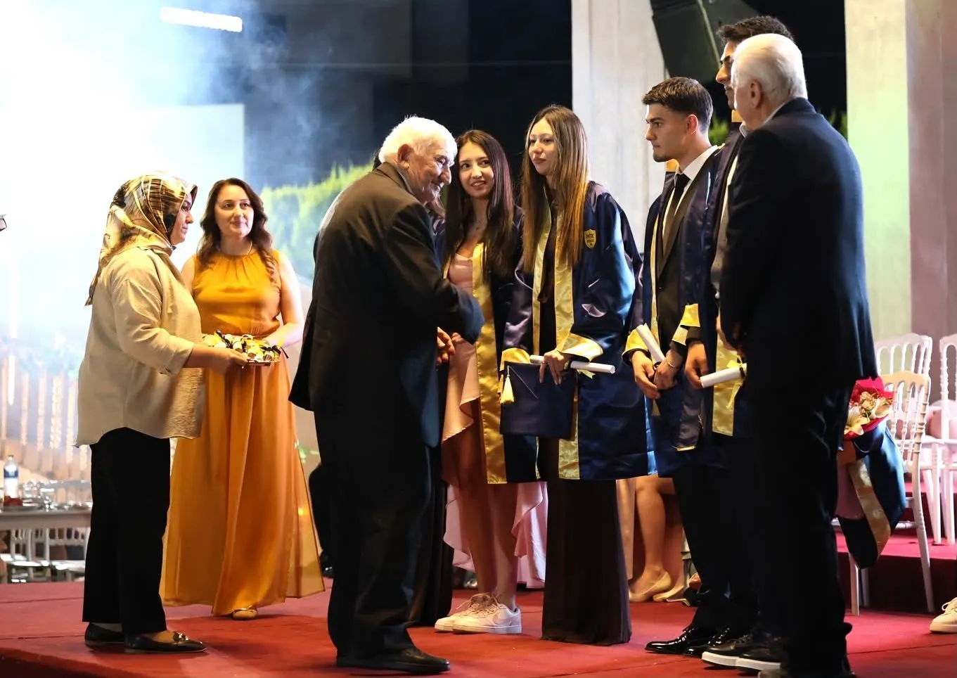 Genç mezunlara duygusal veda: Geleceğin mimarları yola çıkıyor