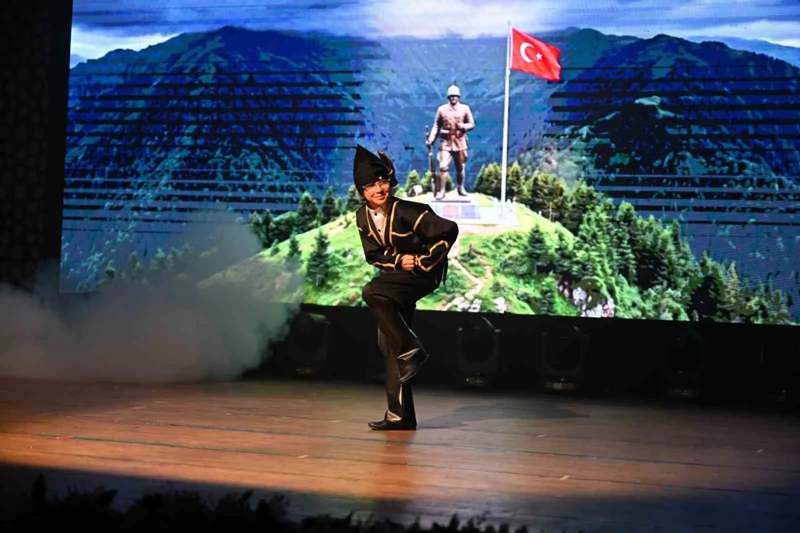 Manisa'da Anadolu rüzgarı esti: Konservatuvar öğrencileri sahne tozunu yuttu