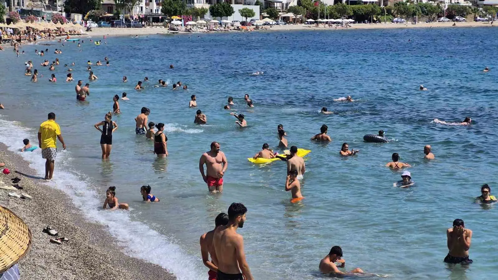 Bodrum'da termometreler zirveyi gördü: Tatilciler soluğu serin sularda aldı