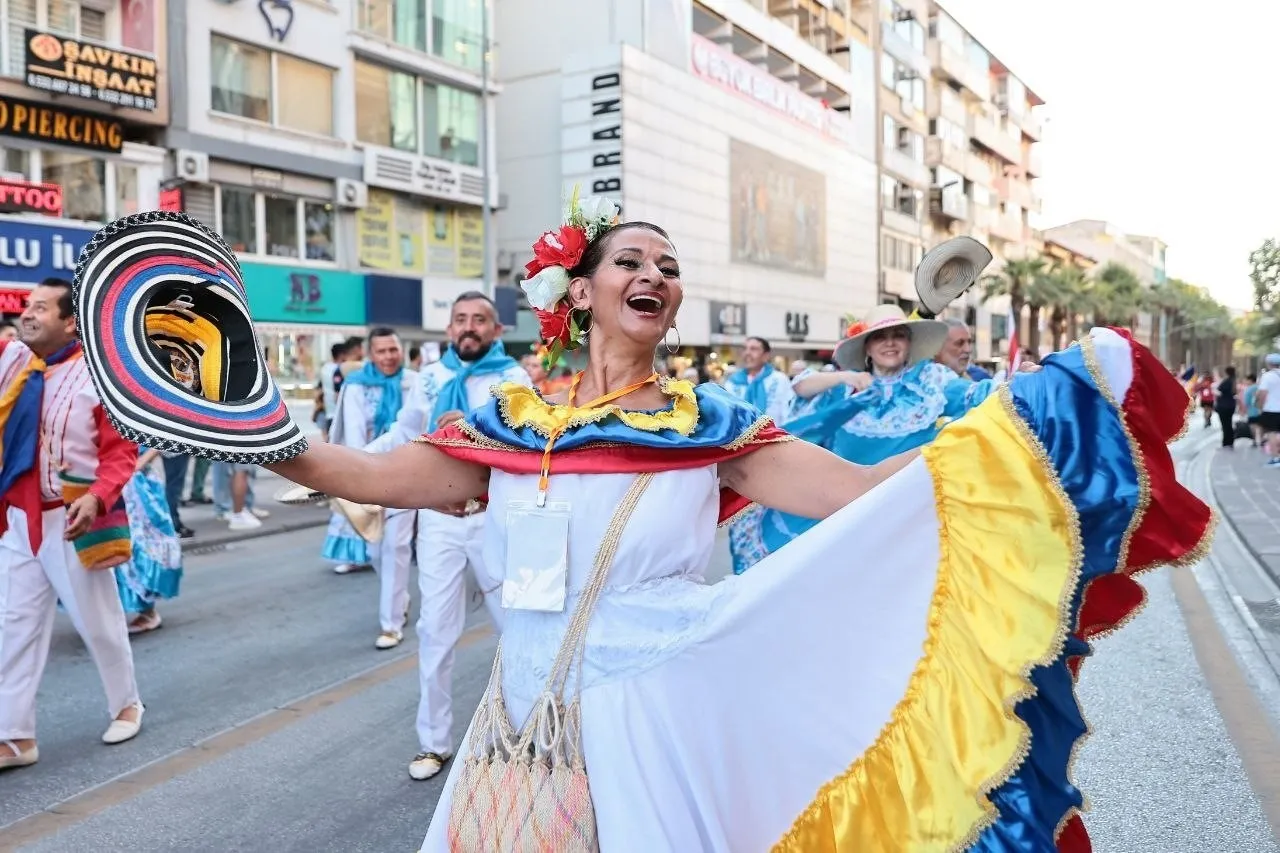 Denizli’de dünya rüzgarı: 20 ülkeden gelen dansçılar barış için sahne aldı