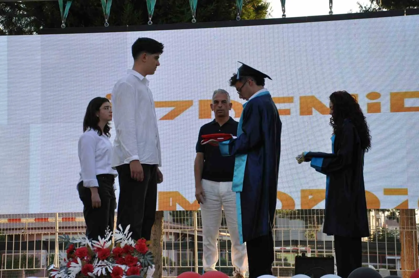 Salihli Anadolu Lisesi’nde 17. dönem gururu: 102 öğrenci kep attı