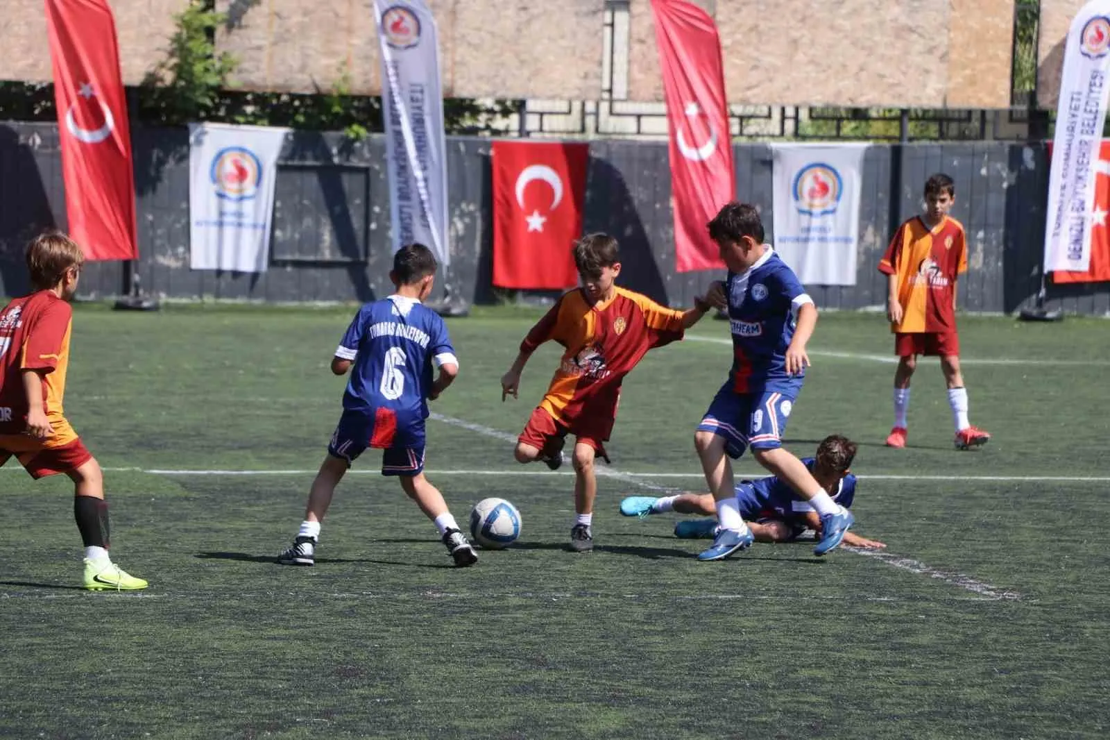 Denizli'de minik kramponlar sahneye çıktı: Şampiyonluk kupası sahibini buldu
