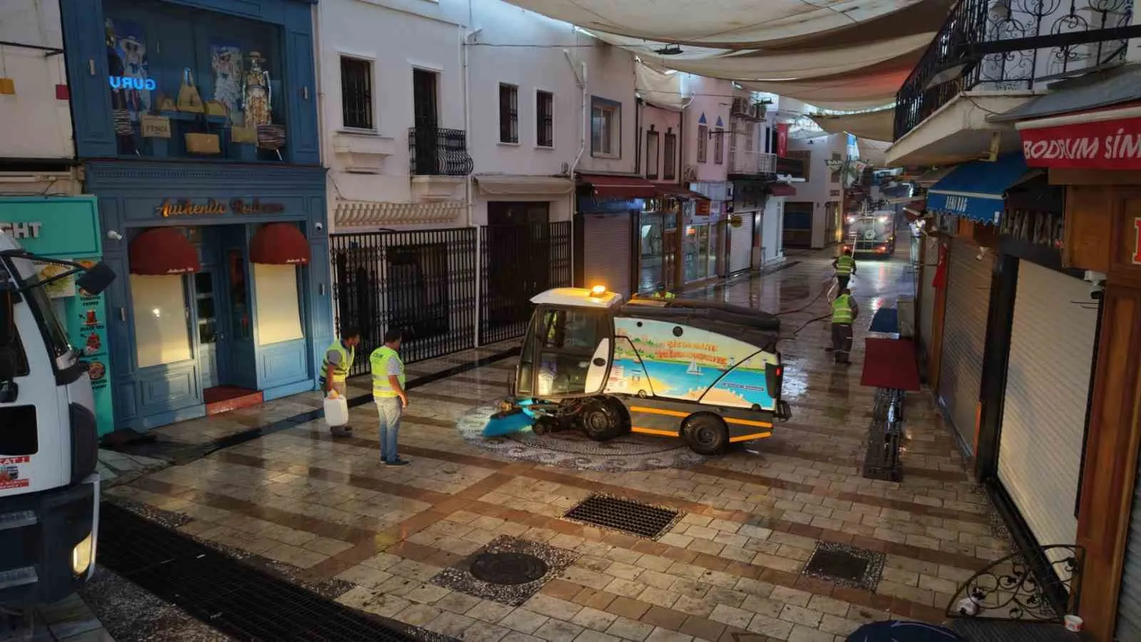 Bodrum’un kalbinde hijyen operasyonu: Çarşı Mahallesi pırıl pırıl oldu