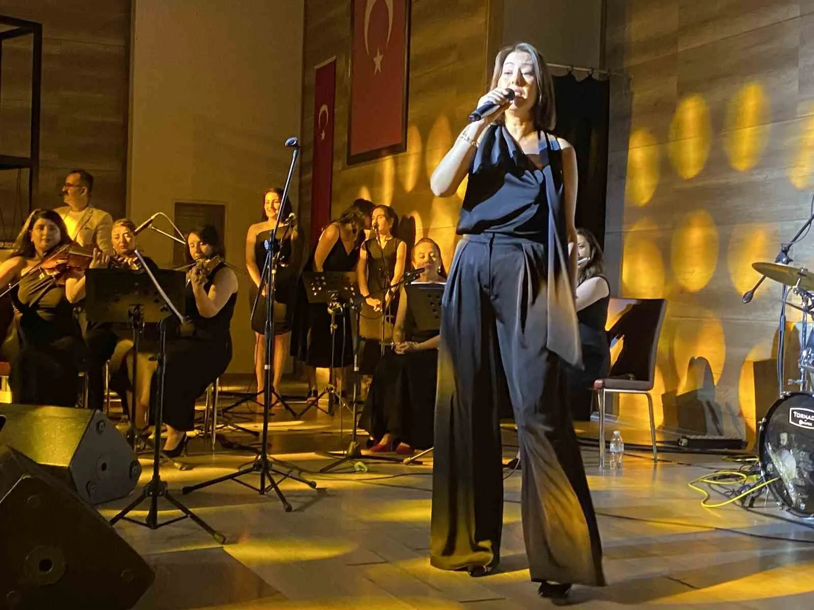 Alaşehir’de eğitimcilerden sanat ziyafeti: Maarif Orkestrası büyüledi