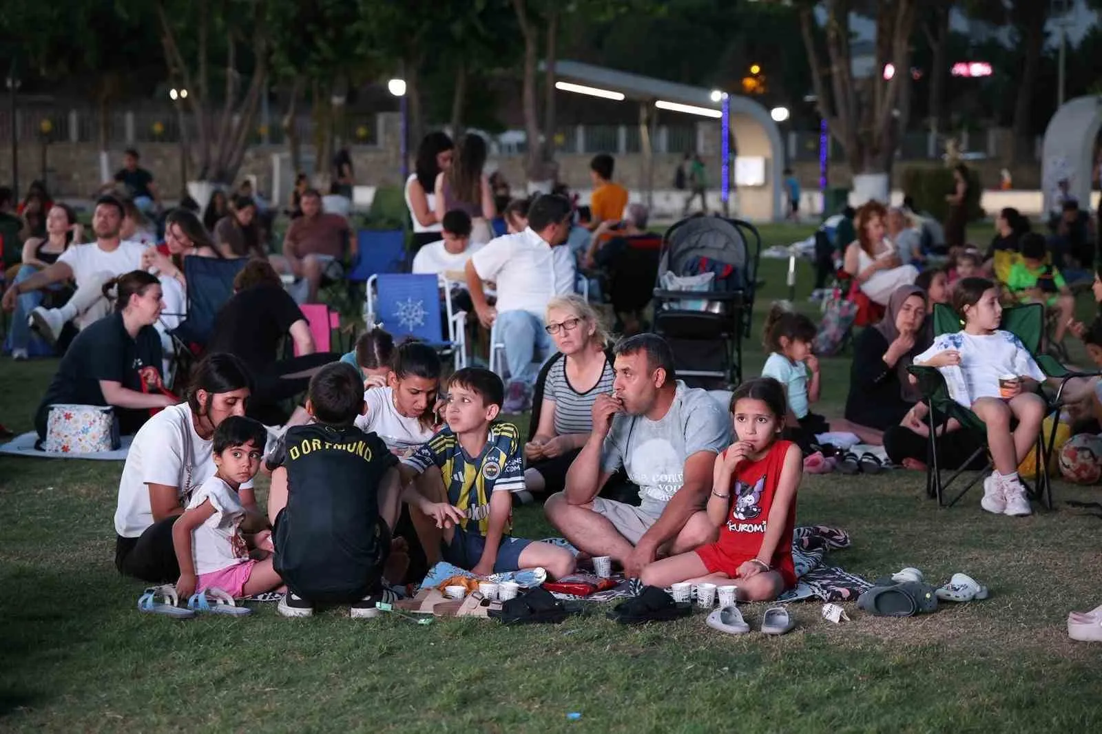 Aydınlılar beyaz perdeyle buluştu: Yaz akşamları sinemayla şenleniyor