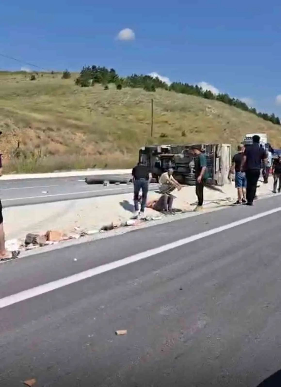 Afyonkarahisar yolunda korkutan kaza: Tuğla yüklü araç refüje uçtu
