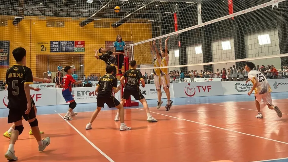 Manisa voleybolunda tarihi başarı: Akhisar’ın gençleri rotayı belirledi