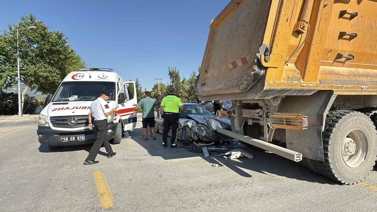 Menteşe’de korkutan kaza: Otomobil kamyona ok gibi saplandı