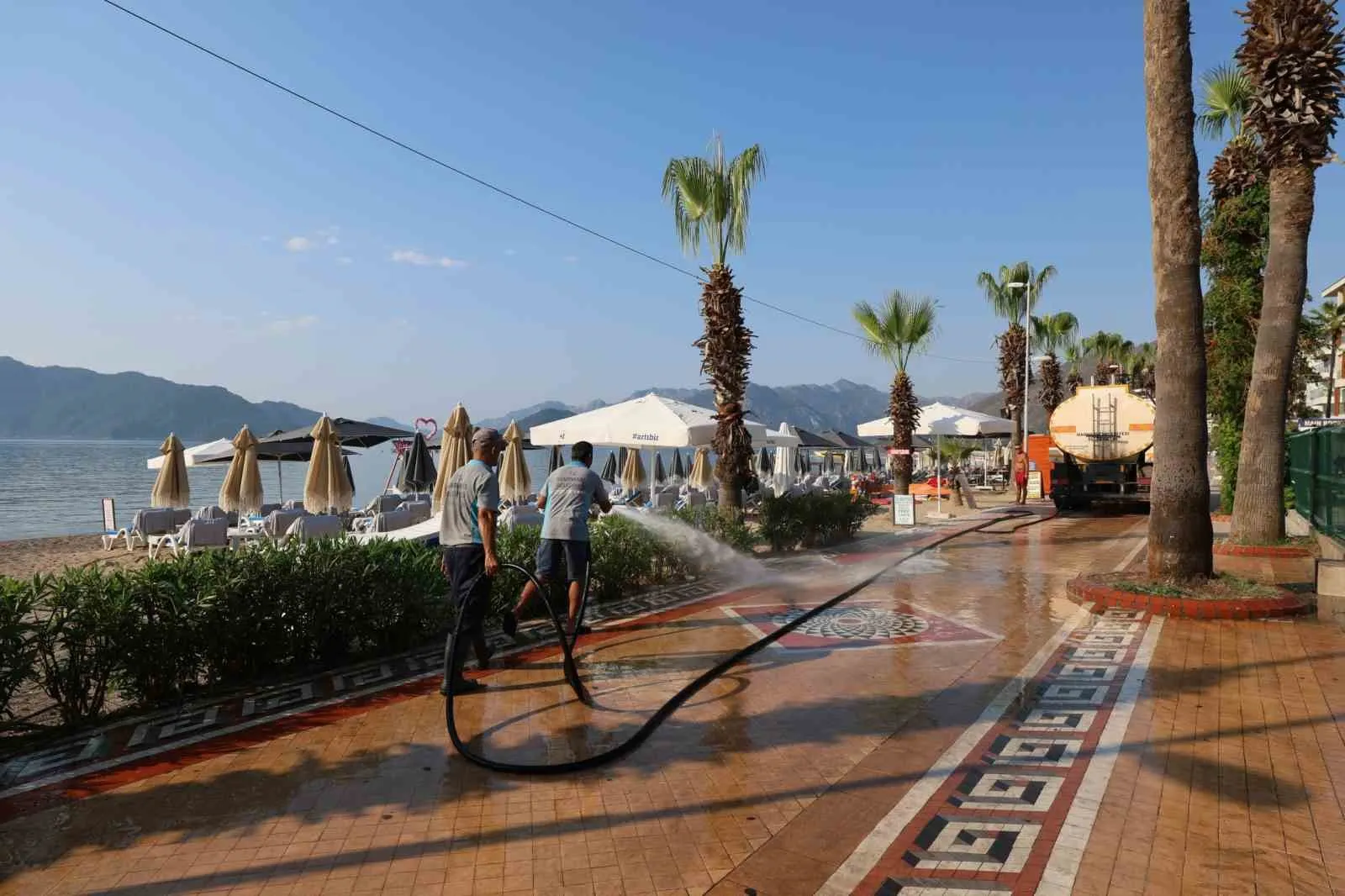 Marmaris’te yaz mesaisi: Sahiller ve parklar pırıl pırıl