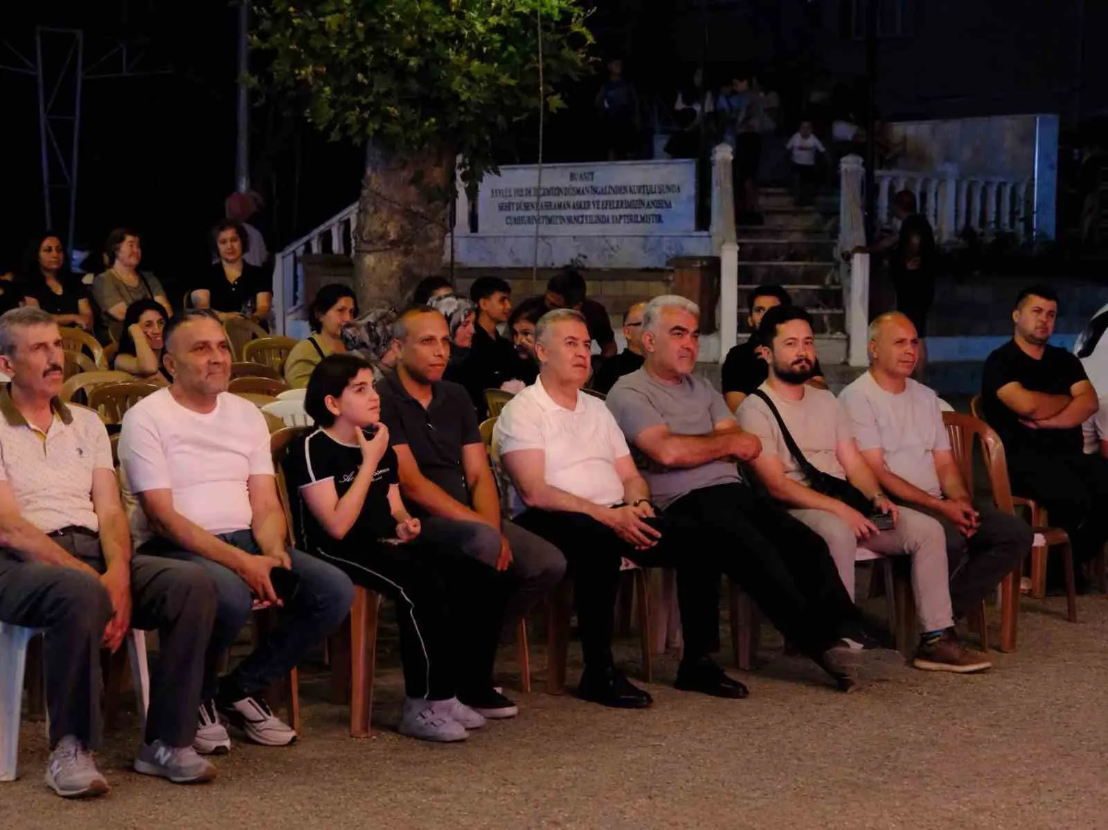 Nostalji rüzgarı Buharkent’e uğradı: Yıldızların altında sinema keyfi