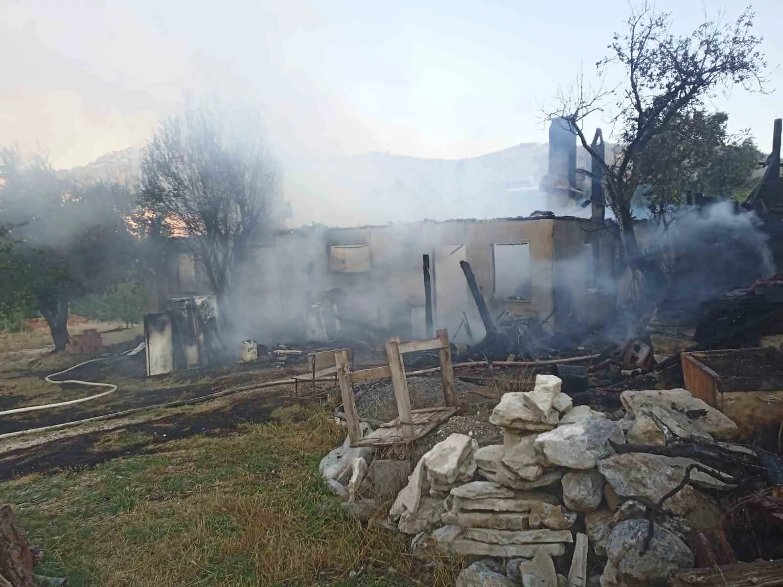 Denizli'de korkutan yangın: Bir ev küle döndü