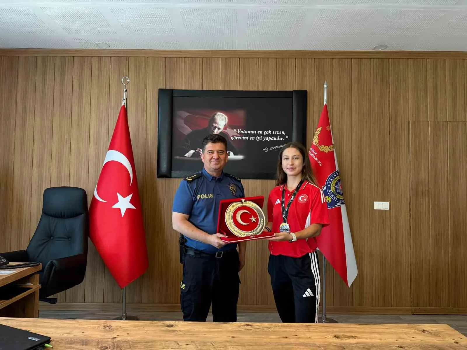 Madalya yolunda emniyet kalkanı: Milli bisikletçiden vefa ziyareti