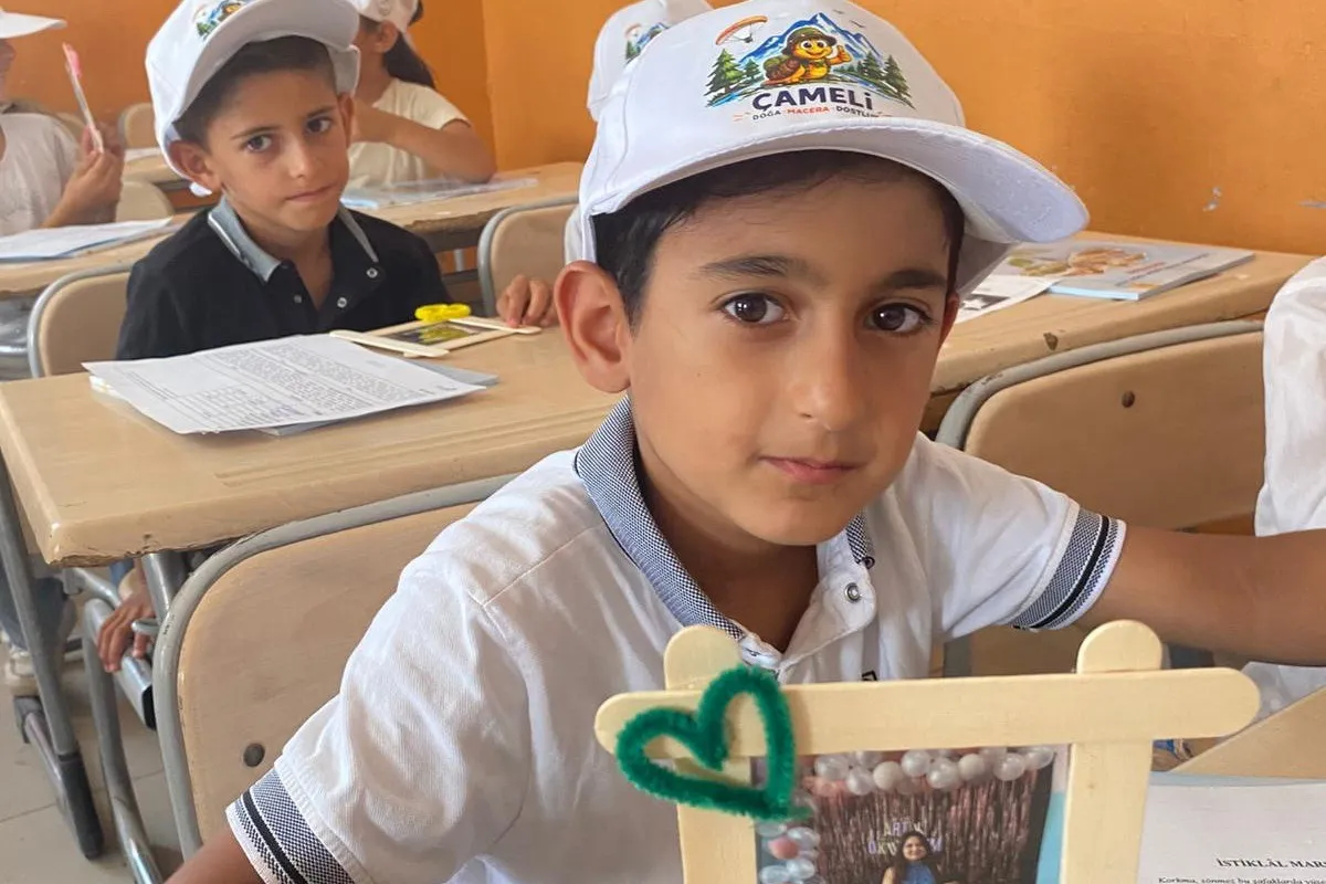 Denizli'den Şırnak'a uzanan gönül köprüsü: Karne sevincini şapkalarla taçlandırdılar