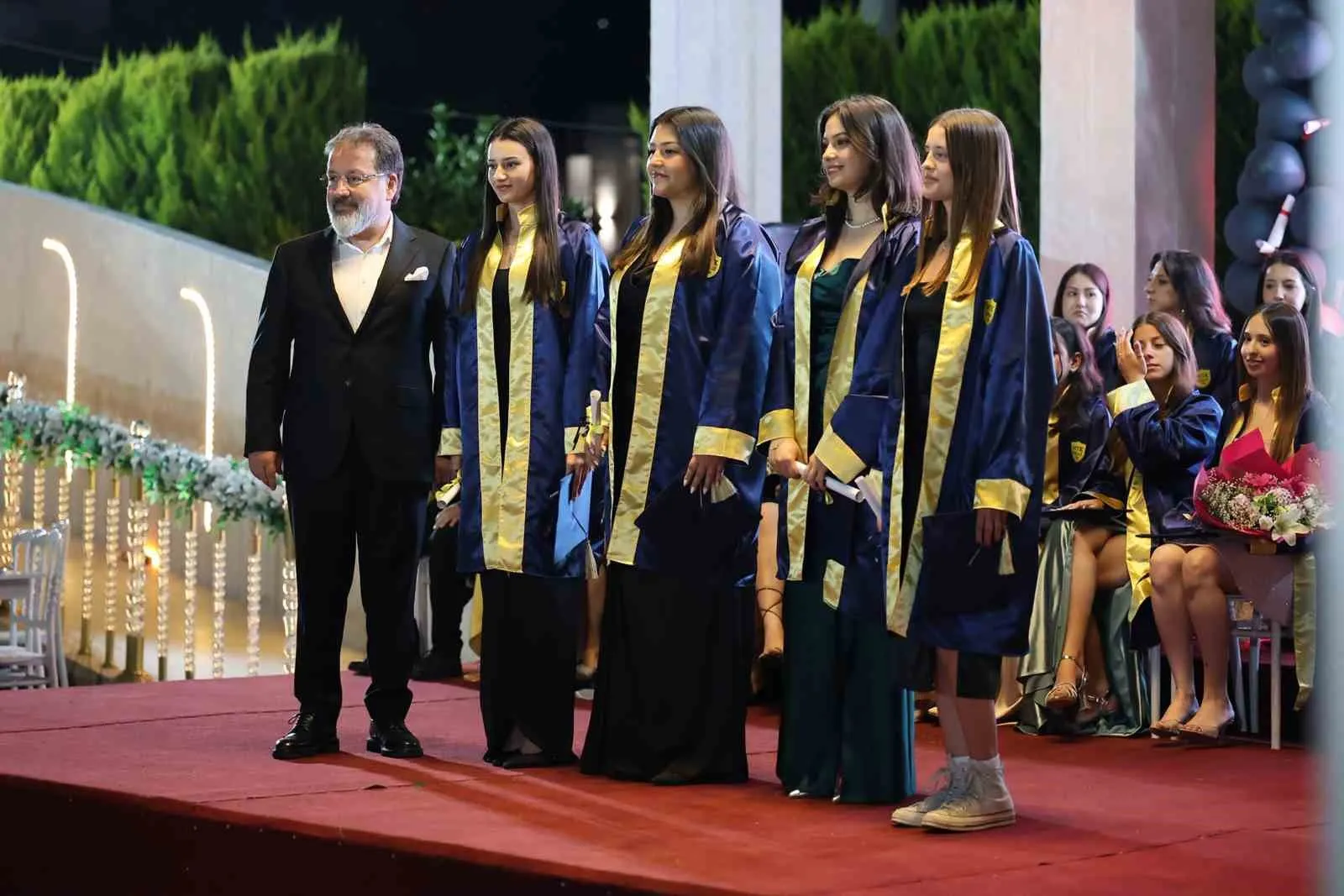 MTK Koleji’nde mezuniyet gururu: Geleceğin mimarları diplomalarını aldı