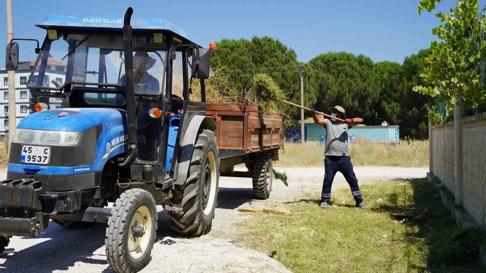 Yunusemre'de trafik güvenliği için hummalı çalışma: Karaali'de otlar temizlendi
