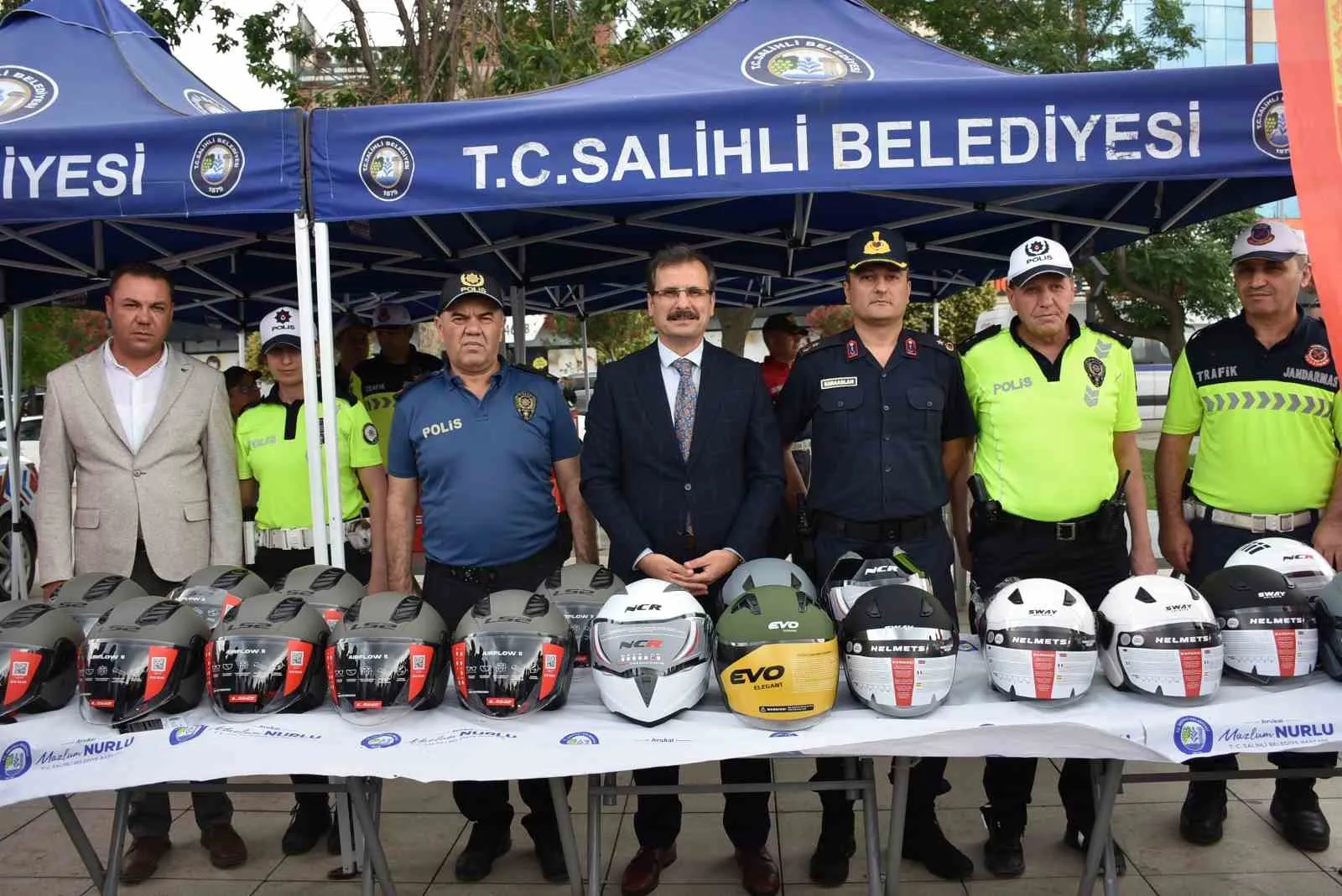 Salihli’de trafikte can güvenliği için kask seferberliği
