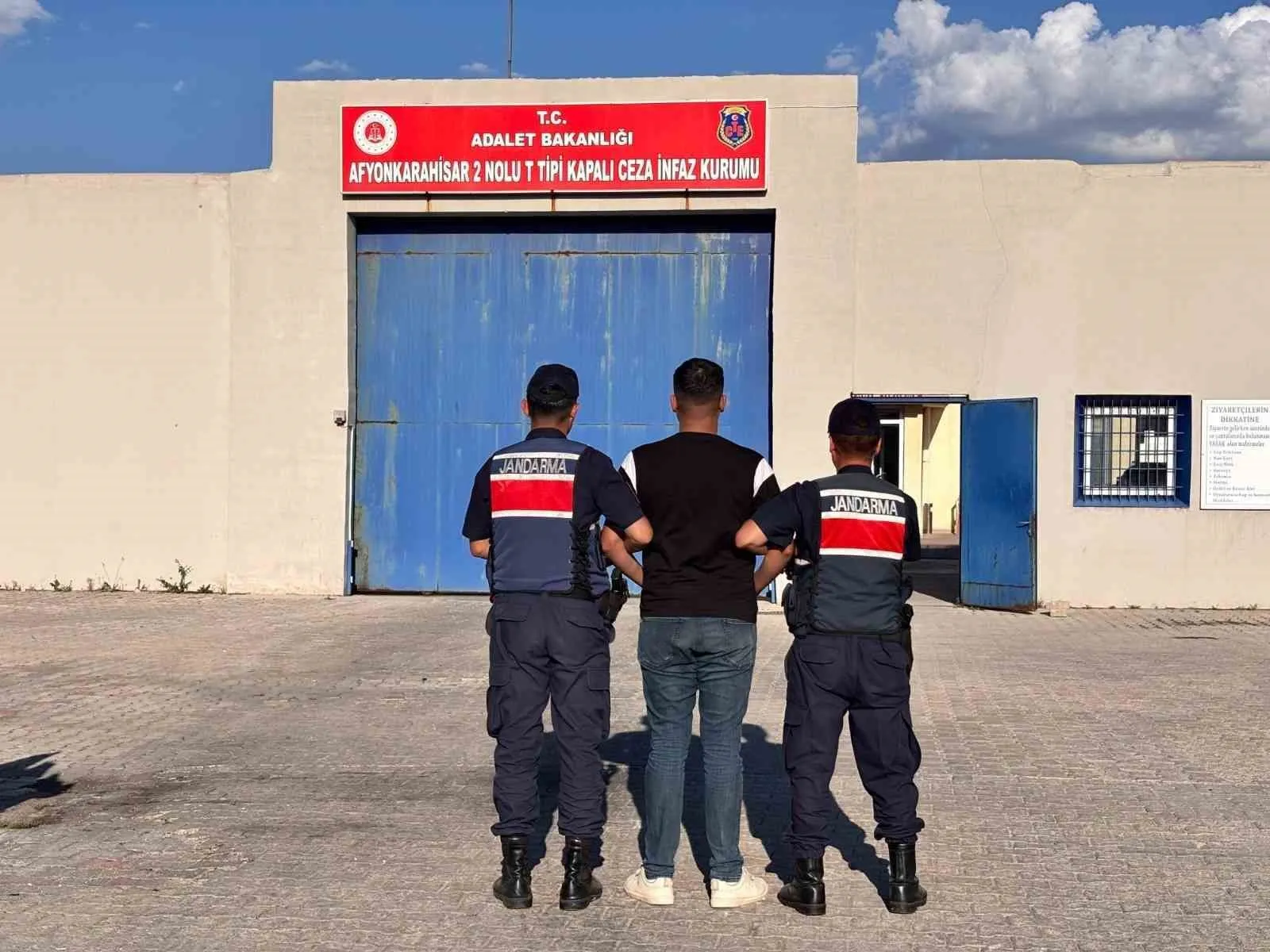 Afyonkarahisar jandarmasından suçlulara geçit yok: 35 gözaltı