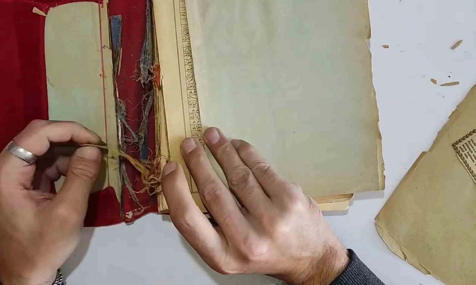 İzmirli kardeşlerin nostalji yolculuğu: Unutulmaya yüz tutmuş eşyaları hayata döndürüyorlar