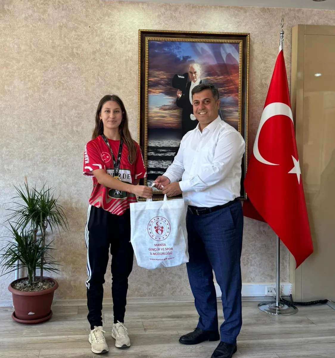 Pedallara kan bulaştı ama o vazgeçmedi: Manisalı Nazife’den büyük gurur