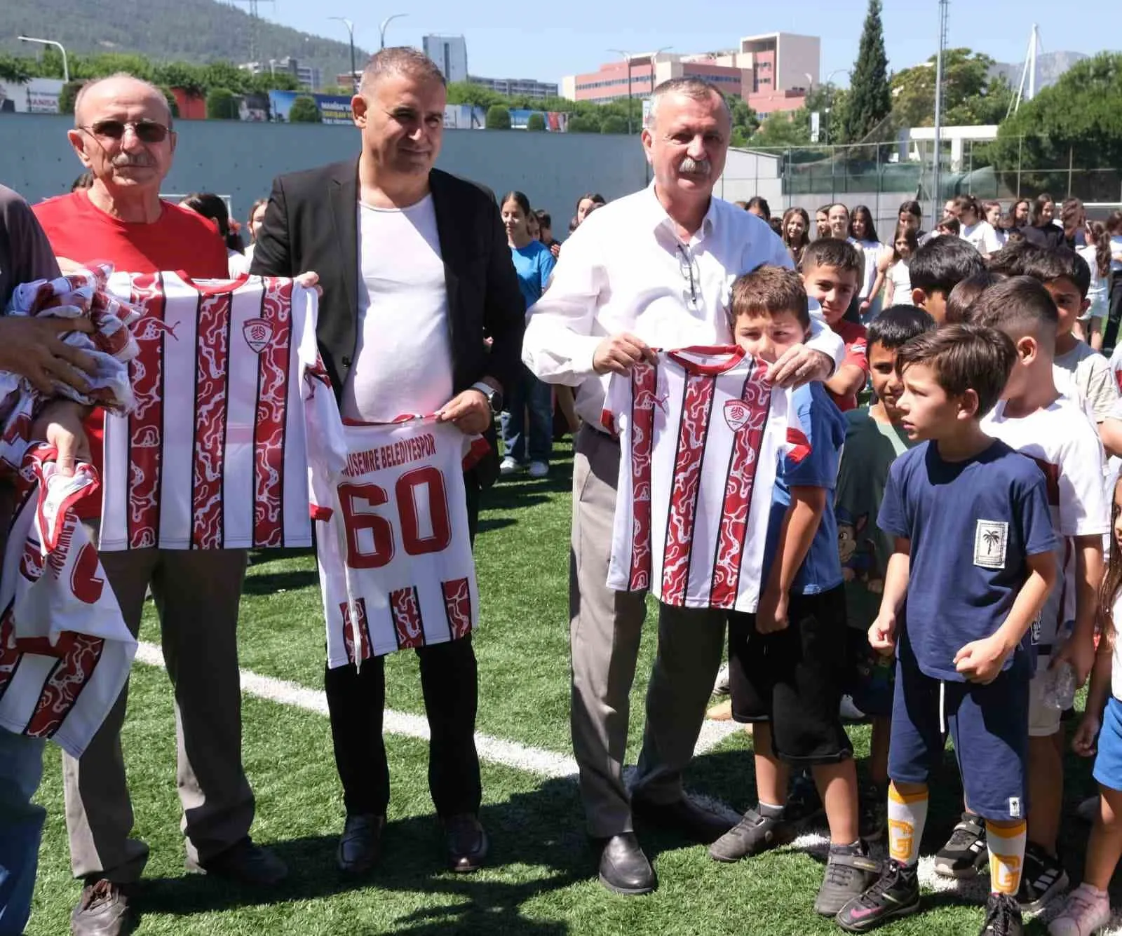 Yunusemre’de spor rüzgarı: Binlerce genç yaz tatilini sahada değerlendirecek