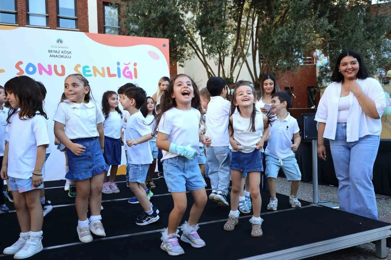 Miniklerin büyük gururu: Üniversite bahçesinde ilk kep atma heyecanı