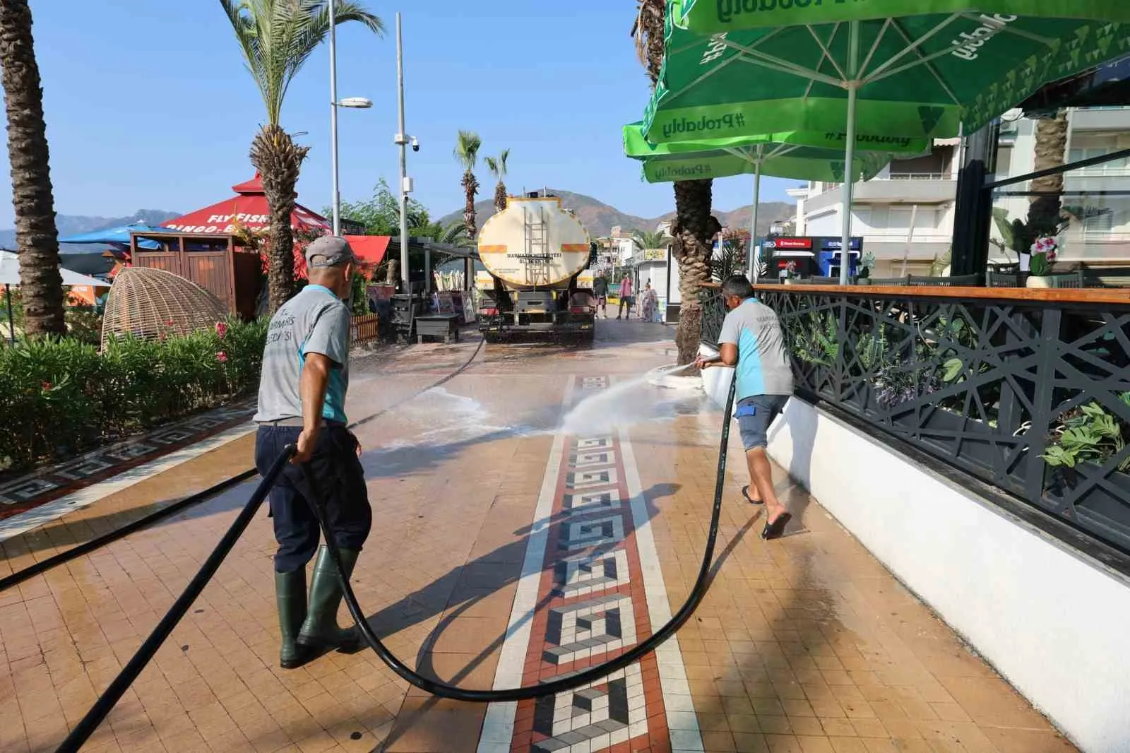 Marmaris’te yaz mesaisi: Sahiller ve parklar pırıl pırıl