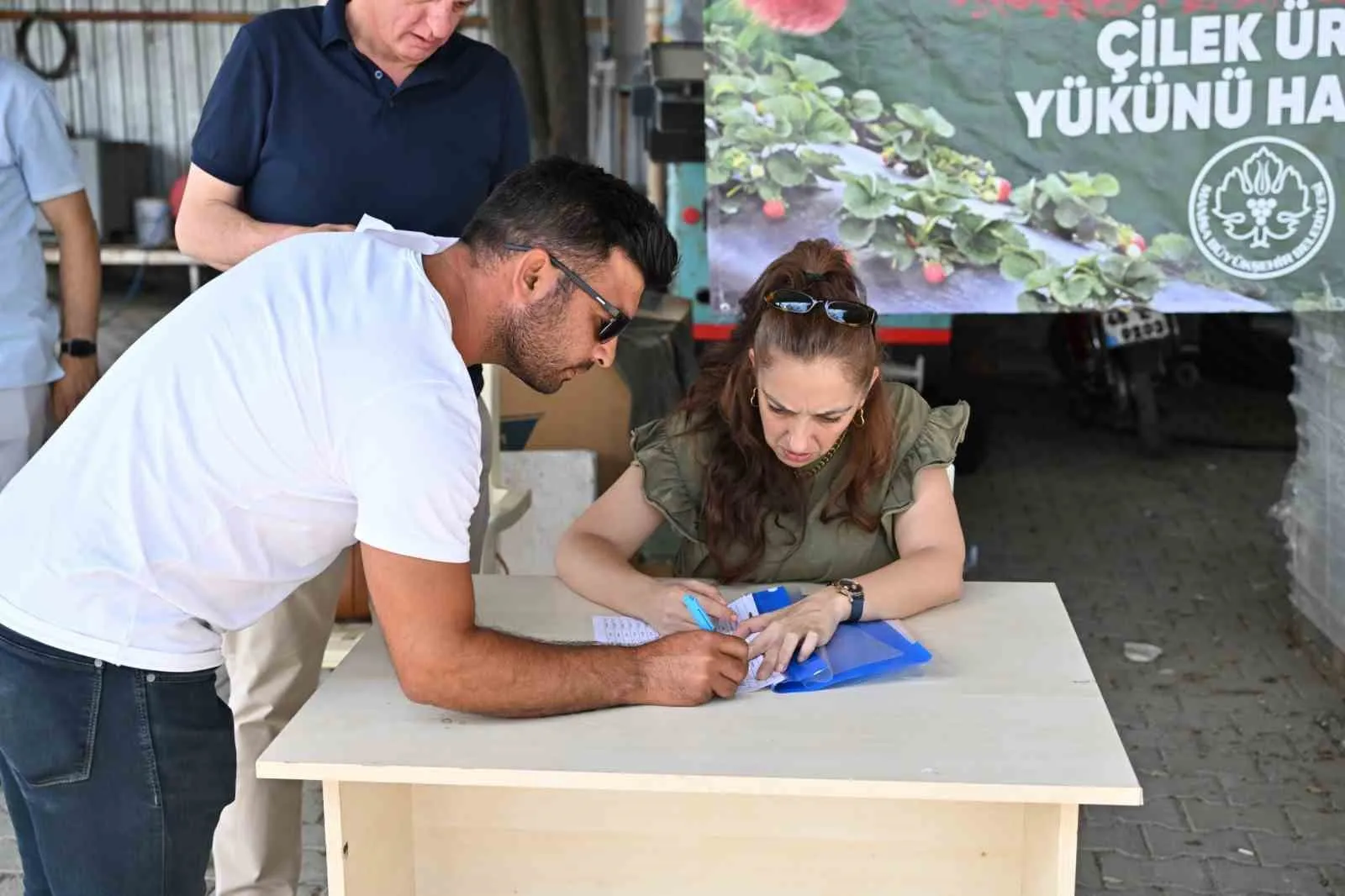 Manisa'da çilek üreticisinin yüzünü güldüren hamle: Yüzde 75'i belediyeden