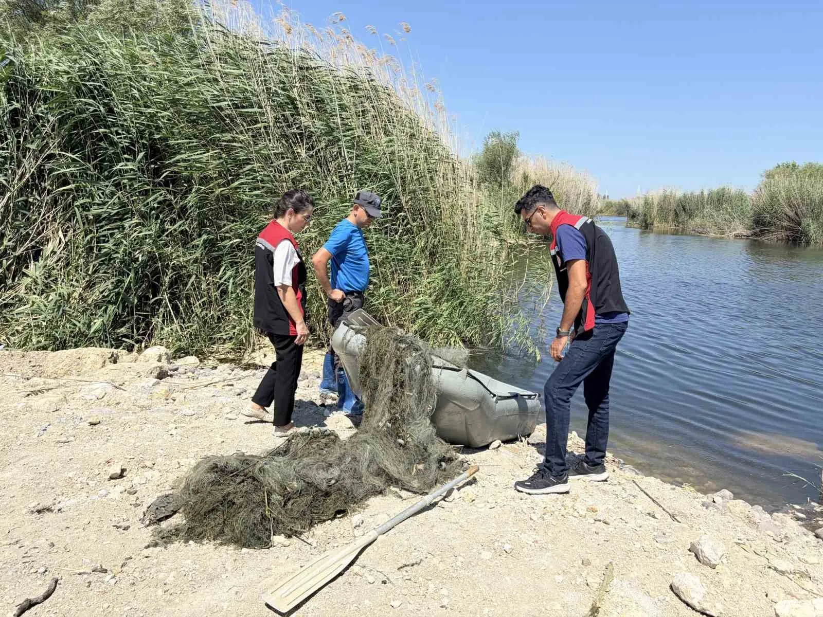 Aliağa'da kaçak avcılara geçit yok: Doğal yaşamı tehdit eden ağlar toplandı