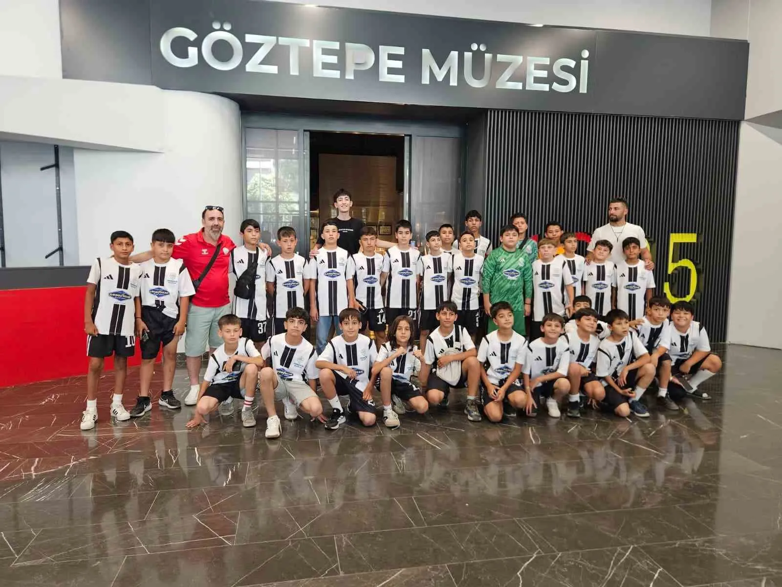 Minik kramponlara dev kulüpte unutulmaz gün: Başkan Zencirci’den şampiyonlara özel jest