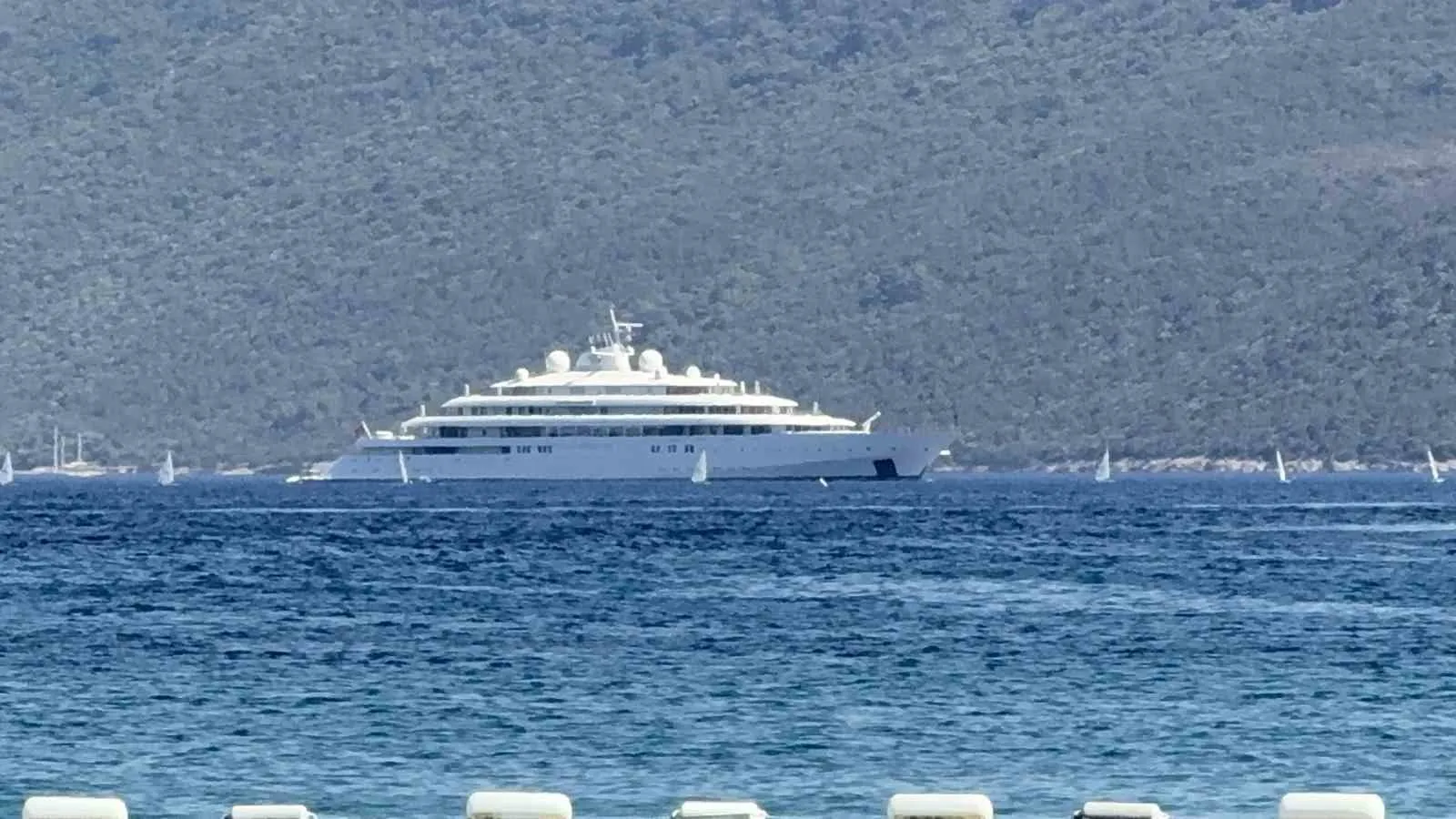 Bodrum sularında devasa şıklık: 150 milyon dolarlık yüzen kale