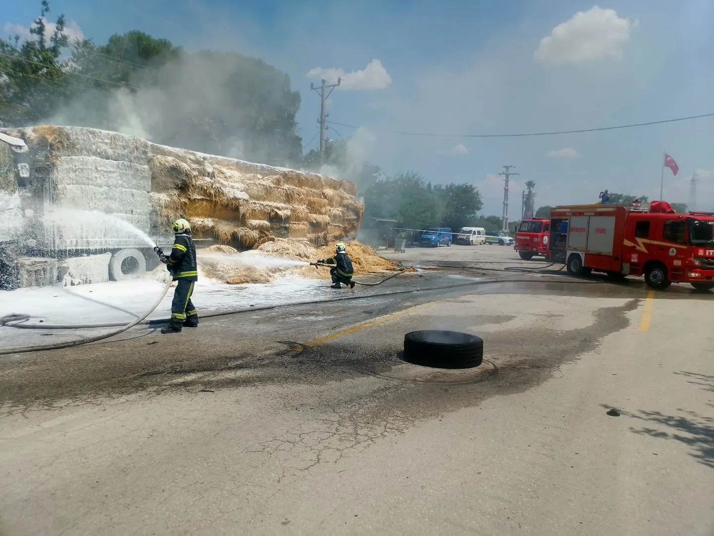 Sarayköy yolunda korku dolu anlar: Saman yüklü tır küle döndü