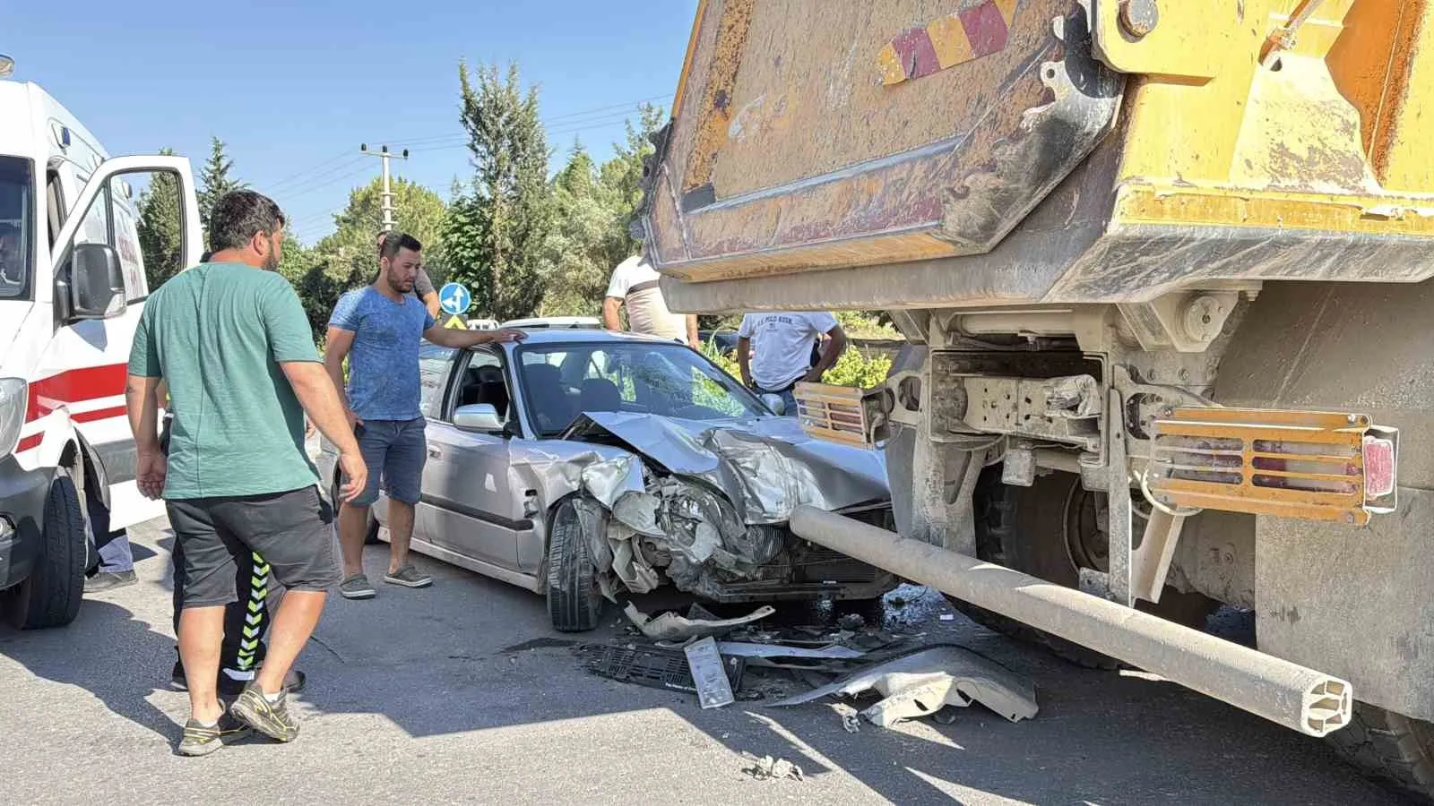 Menteşe’de korkutan kaza: Otomobil kamyona ok gibi saplandı