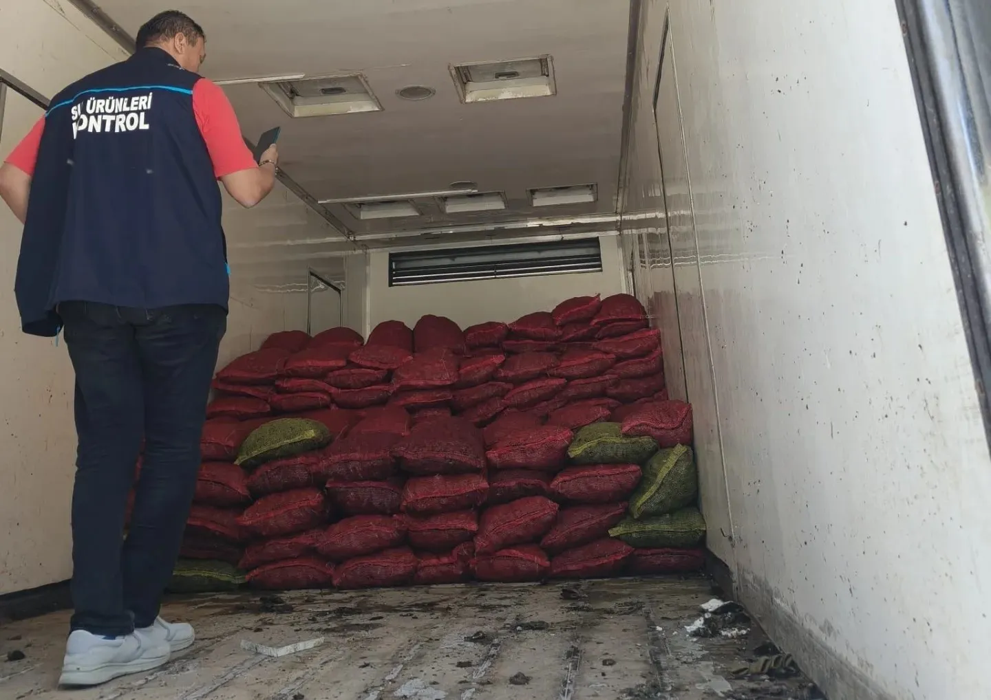 Manisa otoyolunda şüpheli sevkiyat: 4 ton midye imha edildi