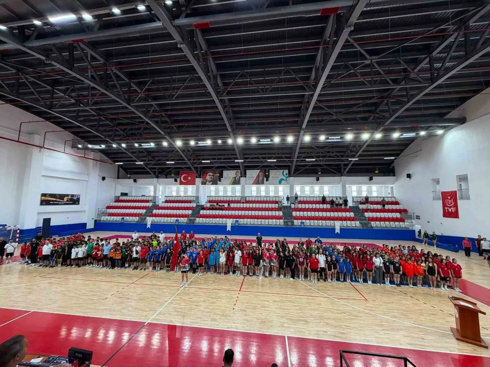 Geleceğin yıldızları Aydın’da sahne aldı: Hentbol şöleni başladı