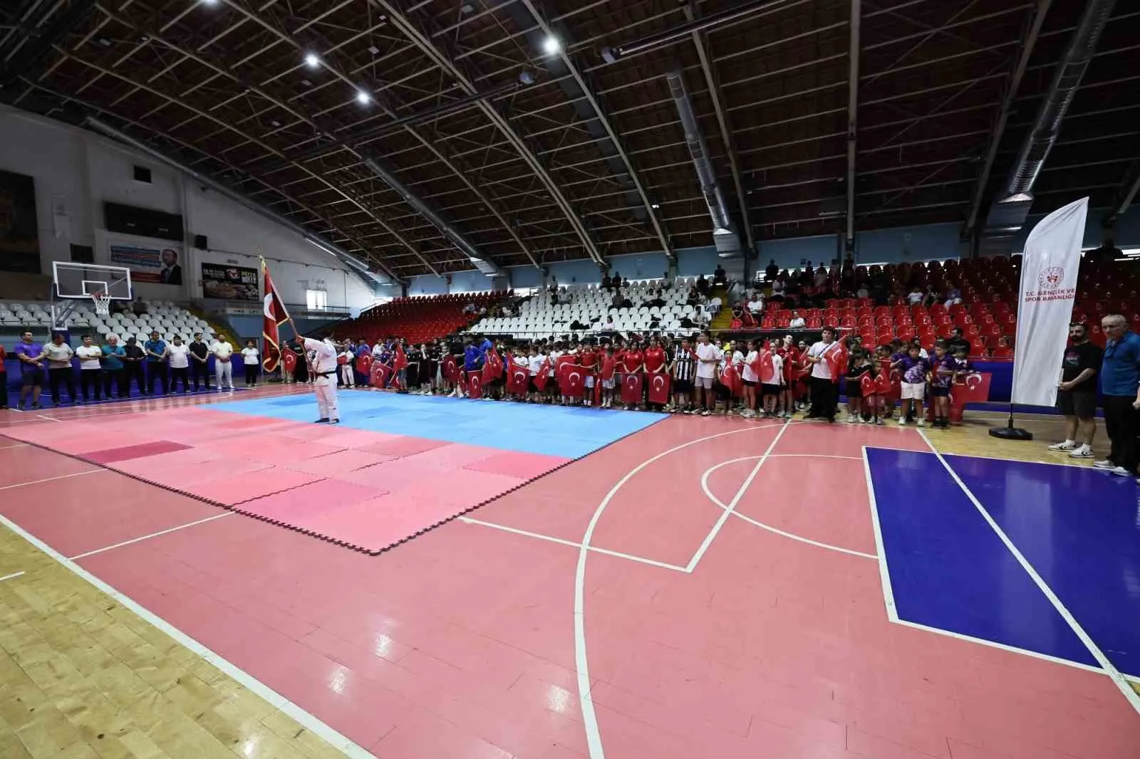 Manisa’da yazın adresi spor salonları oldu: 36 branşta kapılar açıldı