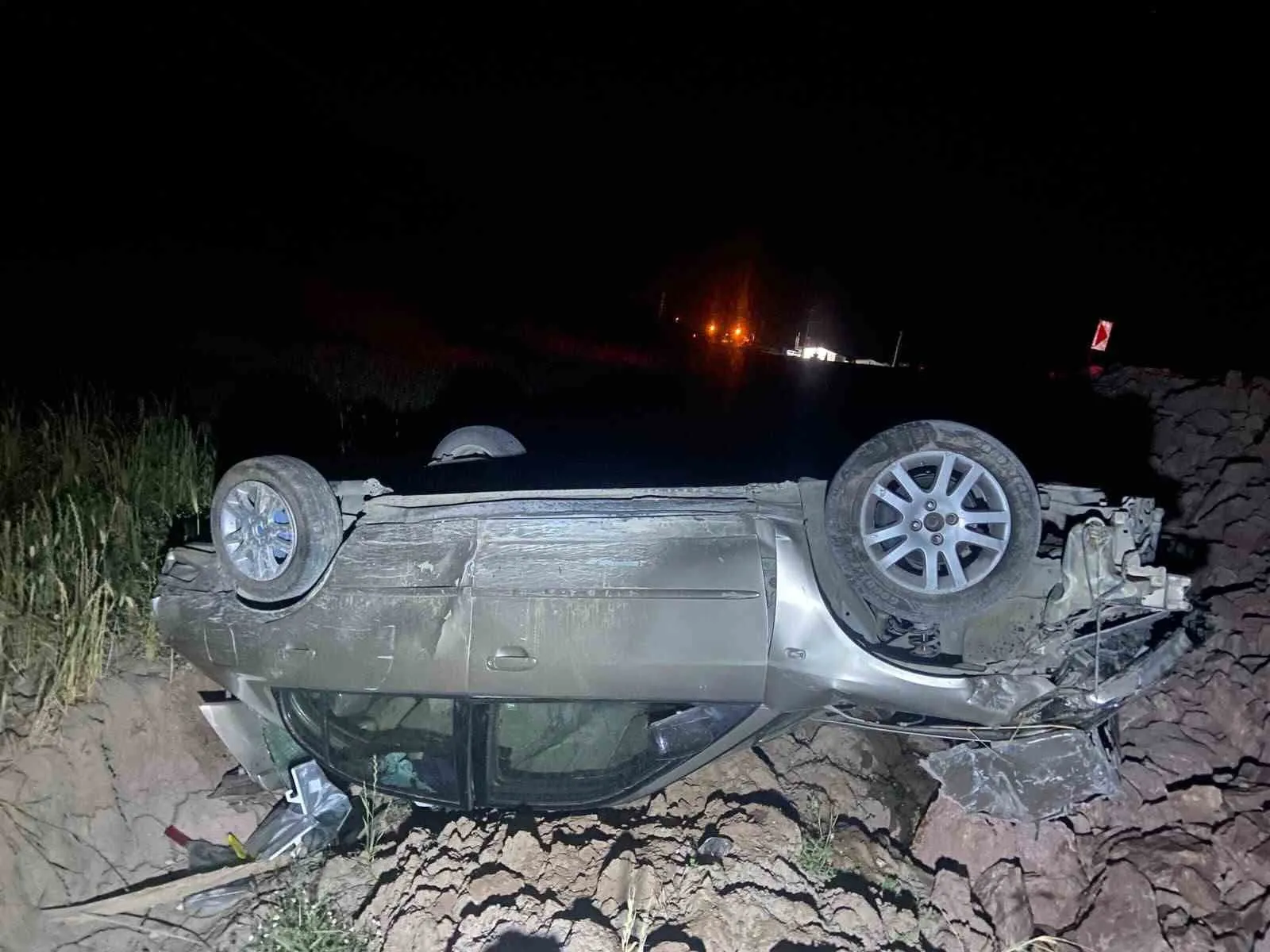 Manisa'da gece yarısı korkutan kaza: Genç sürücü yaşam mücadelesi veriyor