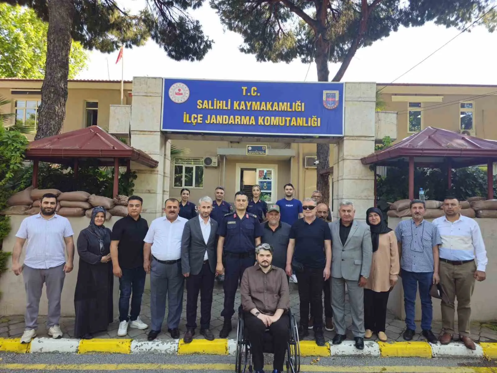 Salihli'de vefa dolu veda: Komutana anlamlı teşekkür