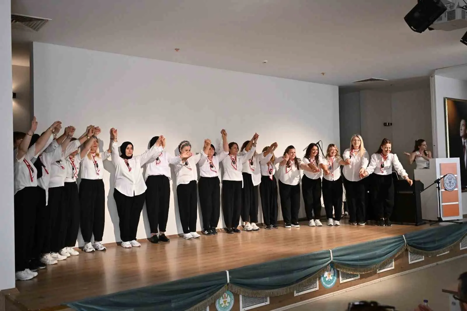 Manisa'da sanat rüzgarı: MASMEK öğrencileri hünerlerini sahnede sergiledi