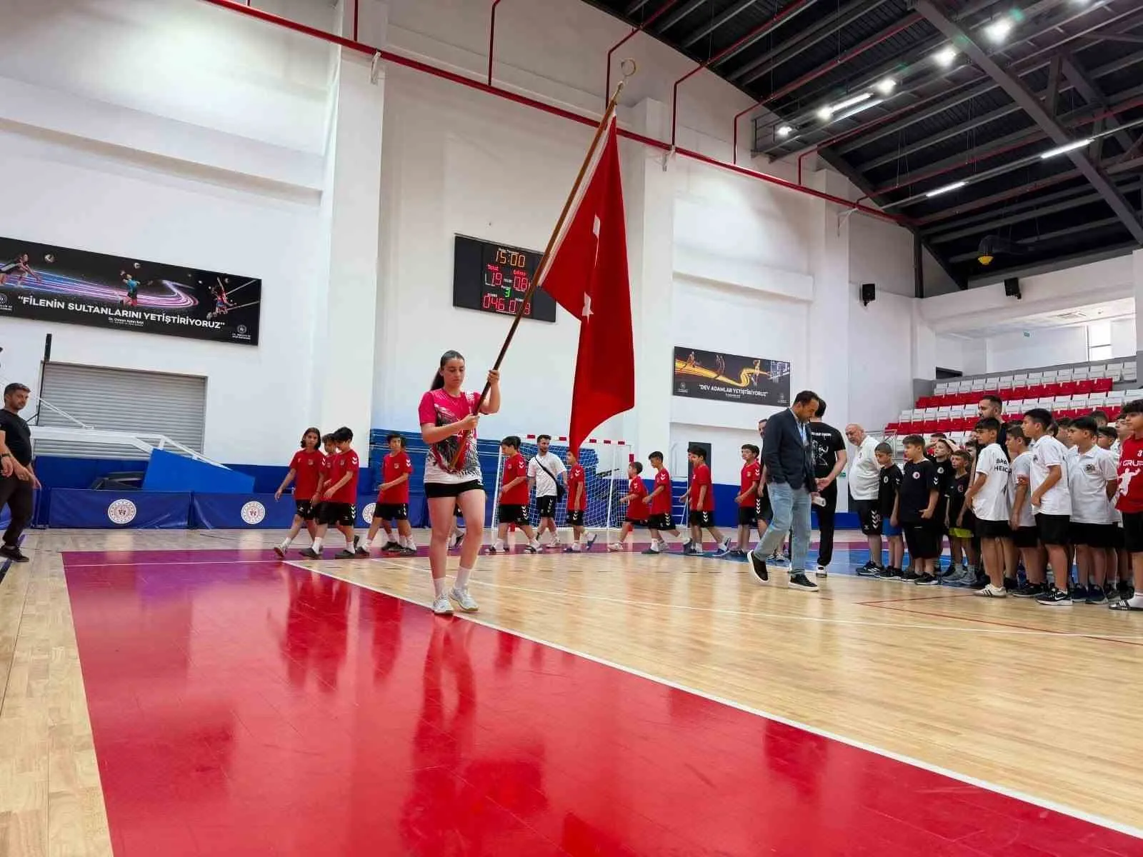 Geleceğin yıldızları Aydın’da sahne aldı: Hentbol şöleni başladı