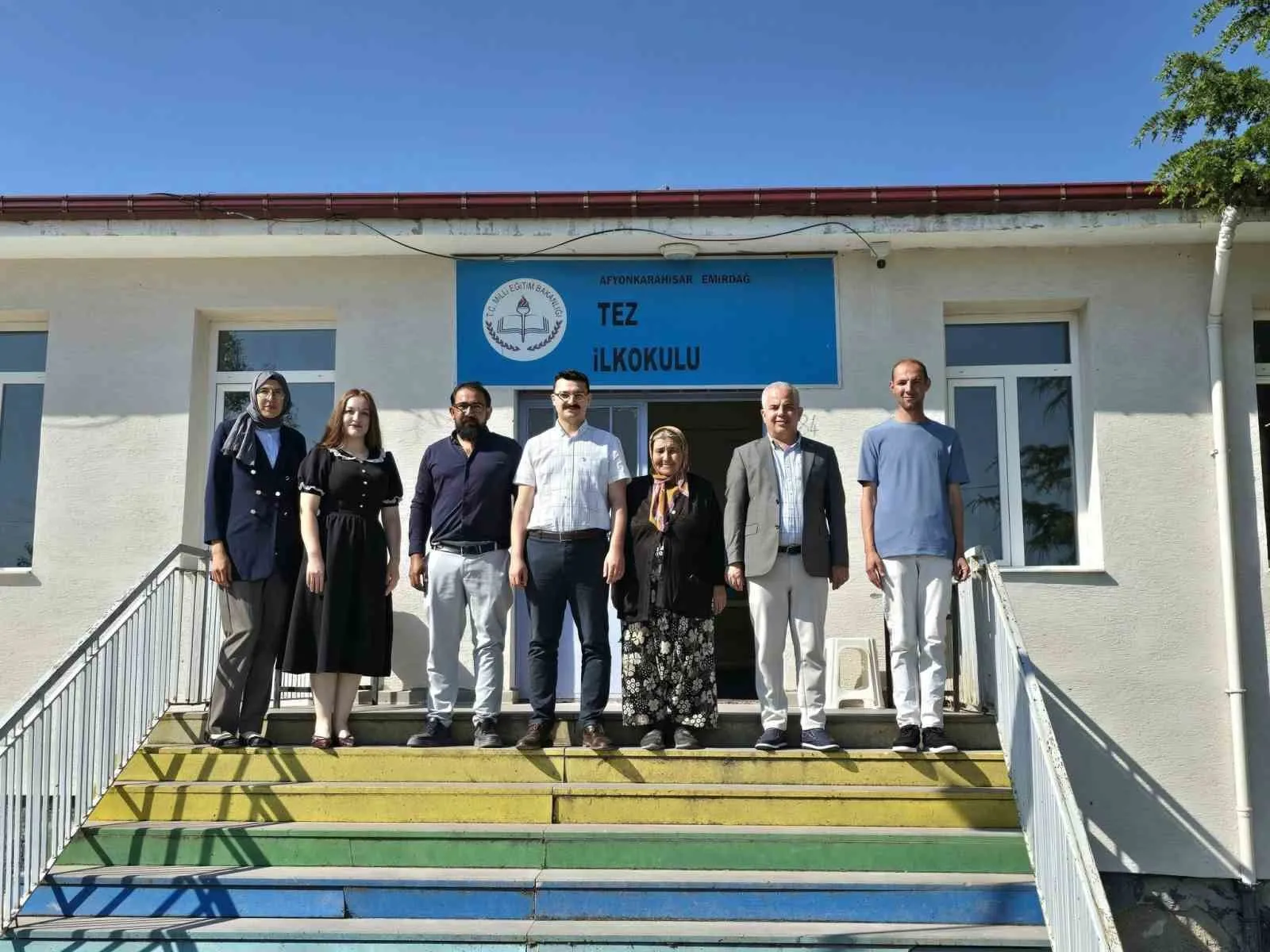 Emirdağ’da karne günü coşkusu: Minik öğrencilerin tatil heyecanına protokol ortak oldu