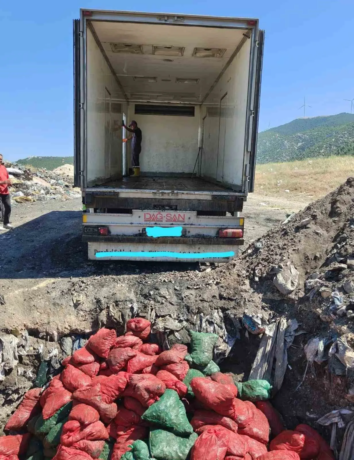 Manisa otoyolunda şüpheli sevkiyat: 4 ton midye imha edildi