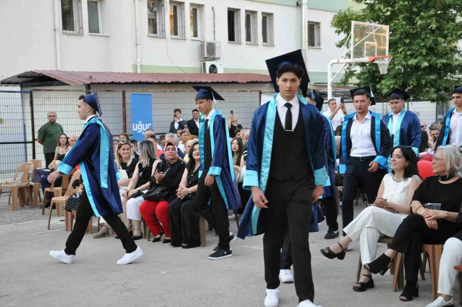 Salihli Anadolu Lisesi’nde 17. dönem gururu: 102 öğrenci kep attı