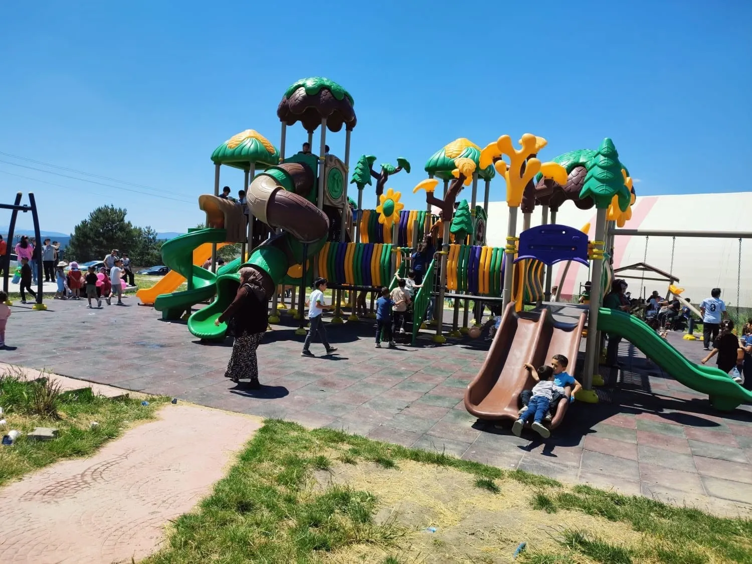 Altıntaş’ta miniklerin bayramı: Parklar kahkahalarla doldu