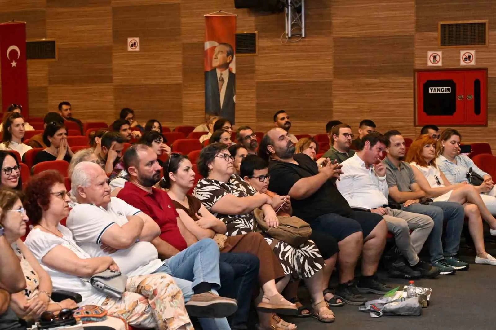 Nihat Behram'dan dijital çağ uyarısı: Şiirin ruhunu yapay zekaya teslim etmeyin